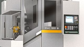 Um hauptzeitparalleles Anfasen in hoher Qualität selbst bei Störkonturen zu ermöglichen, hat  Felsomat eine Bearbeitungsanlage entwickelt, in der eine zerspanende Anfaseinheit in einer 2-spindligen Fräseinheit integriert ist.  (Felsomat GmbH & Co. KG)