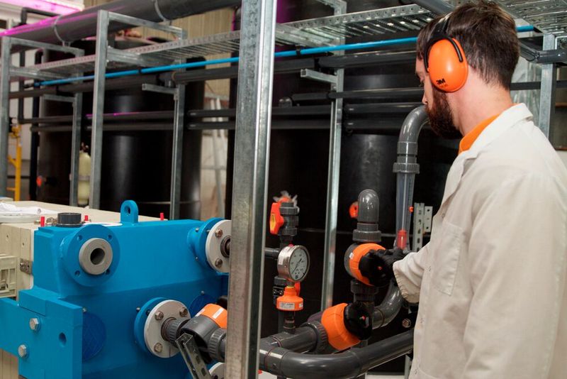 Edelmetalle wie Gold, Palladium und Platin werden mit Hilfe der von Mint entwickelten Chemie gelöst. Andere Metalle wie Kupfer werden mit einem herkömmlichen elektrochemischen Verfahren zurückgewonnen. (Bild: Mint Innovation)