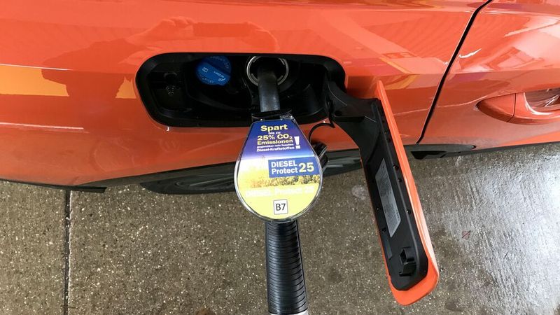 Als klassischer Diesel ist der Q3 TDI noch auf fossile Kraftstoffe angewiesen. Immerhin gibt es schon CO2-ärmere Alternativen wie den Protect-25-Diesel mit 25 Prozent hydriertem Pflanzenöl. (Rosenow/»kfz-betrieb«)