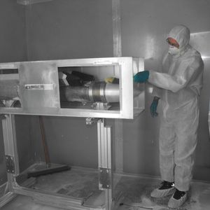 Der Blowing Sand Test – hier an einem Raketenbauteil demonstriert – kann von Technolab nun mit Temperaturen bis zu 90 °C durchgeführt werden.