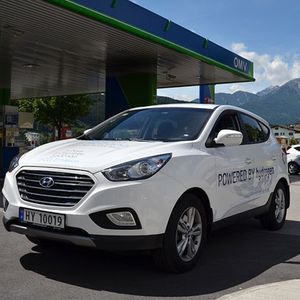 Hyundai zeigte mit seinem ix35 Fuel Cell, was bereits heute mit dem Wasserstoff-Fahrzeug möglich ist: in fünf Tagen von Bergen in Norwegen über Hamburg und Düsseldorf nach Bozen im malerischen Südtirol.