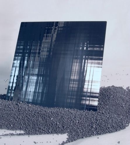 EFG Wafer werden direkt aus einer dünnen Folie kristallinen Siliziums heraus verarbeitet, die aus einer Siliziumschmelze gezogen und per Laser geschnitten wird. Bild: Schott (Archiv: Vogel Business Media)