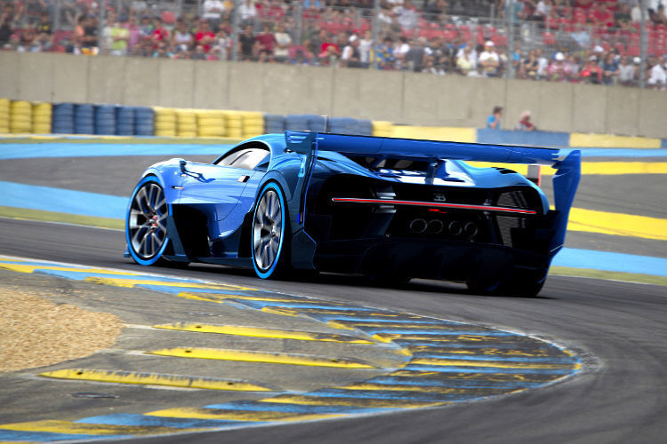 Ob der Supersportwagen in der Serienversion aber über das martialische Flügelwerk verfügen wird, darf bezweifelt werden. (Foto: Bugatti)
