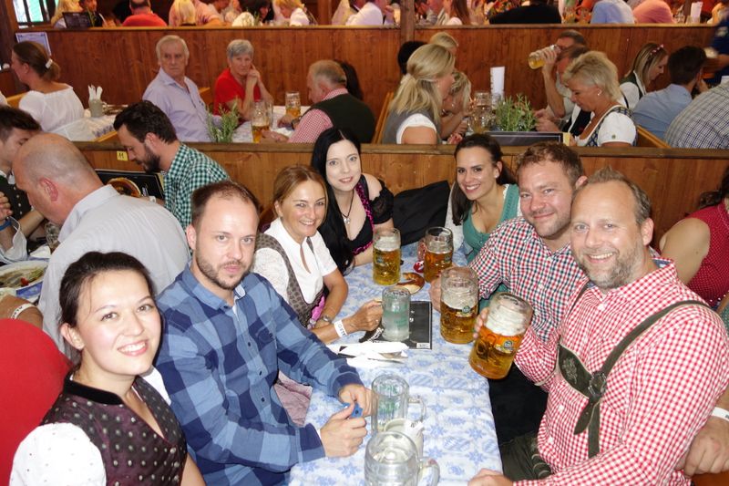 (2. v. r)  Nikolai Wisotzky (CPN) unterhält den ganzen Tisch. (Bild: IT-BUSINESS)