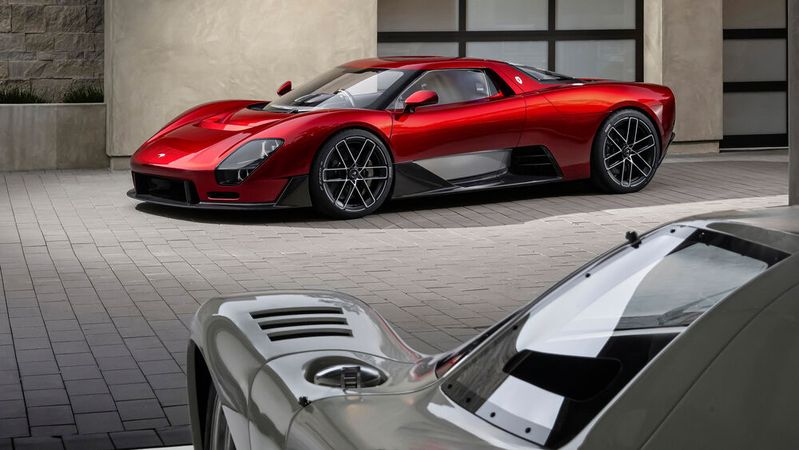 Das Konzeptfahrzeug McLaren 6GT, im Vordergrund das Designvorbild M6GT.(Bild:  McLaren Automotive / James Lipman)