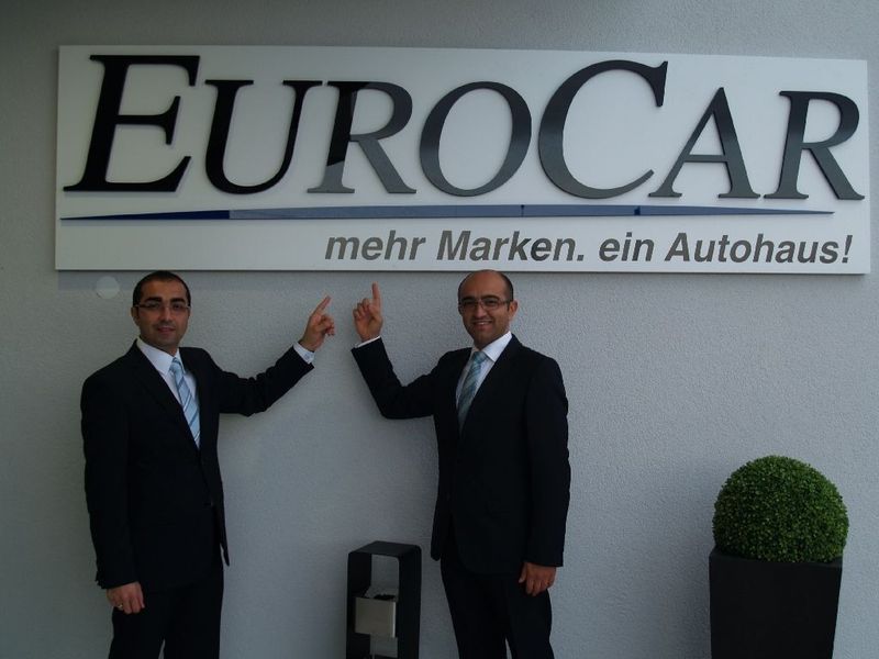 Die Brüder Ayan (l.) und Hasan (r.) Kiscanc stehen zu ihrem Motto: „Mehr Marken, ein Autohaus!“ (Archiv: Vogel Business Media)