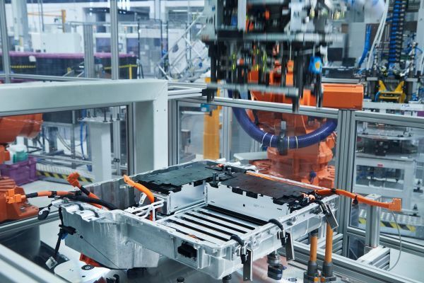 Elektro-Komponenten-Fertigung in Dingolfing für Plug-in-Hybridfahrzeuge.  (BMW)
