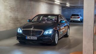 Beim Automated Valet Parking fährt das Auto ohne Fahrer durchs Parkhaus, geleitet von der Infrastruktur. (Daimler)