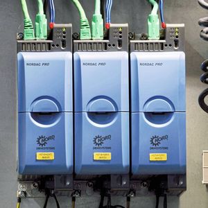 Die Frequenzumrichter sollten auch ins Ethernet eingebunden werden, um den Einsatz von Fernwartungstools und ähnliche Anwendungen zu ermöglichen.(Bild:  Nord Drivesystems)