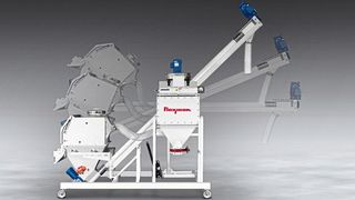 Das mobile, kippbare Schneckenfördersystem erleichtert das manuelle Entleeren von Säcken,  und die staubfreie Übergabe von Material an höher gelegene Anlagen. (Bild: Flexicon)