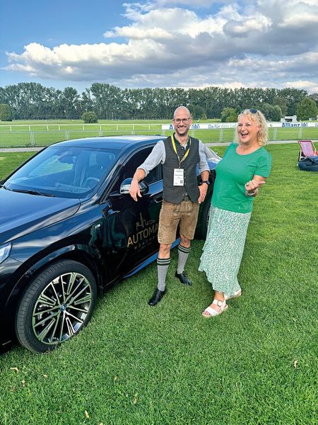 Wer gewinnt das coole BMW-Wochenende, fragen sich Thomas Haberecht und Christina Betz von Red Hat. (Bild: Vogel IT-Medien GmbH)