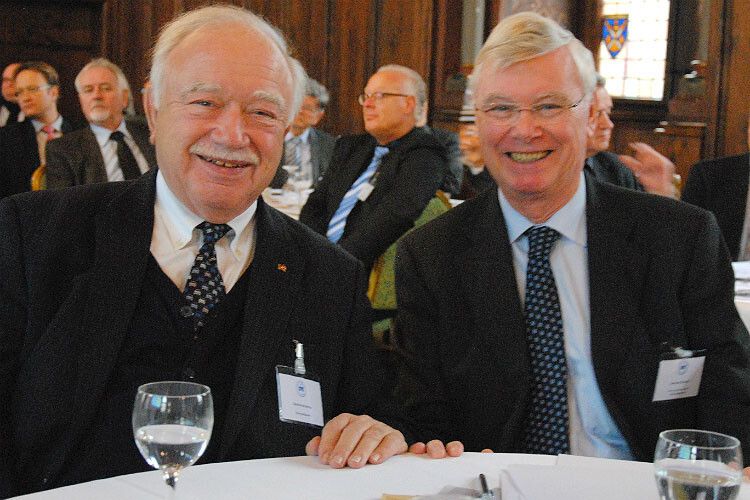Ehrenpräsidenten des Kfz-Gewerbes NRW: Bernhard Enning (li.) und Gerhard Schmidt. (Foto: Baeuchle)