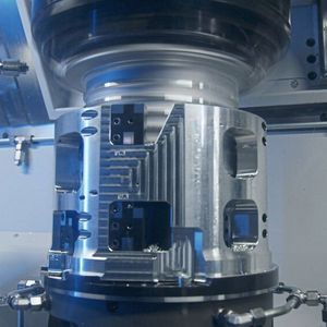 The cutting speed at the inner cutting edges is determined by the difference between the tool speed and the workpiece speed. The bell-shaped outer tool is stationary.(Image: Mapal)