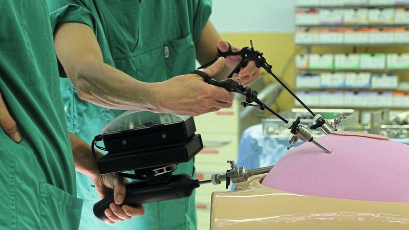 Optical wireless communication (LiFi) ensures robust data transmission from the endoscope to the monitor even under difficult conditions.(Image: Fraunhofer HHI)