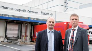 Dr. Hubertus Hakert (links), Leiter Supply Center von Bayer Health Care, und Chempark-Leiter Dr. Ernst Grigat vor dem Hochregallager von Bayer Health Care im Chempark Leverkusen. (Bild: Currenta)