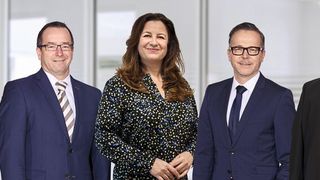 Von links: Laurent Geffard, Geschäftsführer Car-Garantie Courtage SARL, Sascha Schüren, General Manager Deutschland, Edyta Wasiluk, General Managerin West- und Osteuropa, Claus Schlicker, General Manager Cooperations, und Uwe Imbach, General Manager Zentraleuropa – zum Vergrößern bitte klicken. (Bild: Car-Garantie)