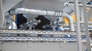 Die automatische Strahlmittelzuflussregelung ermöglicht die Strahlmittelmenge teilespezifisch einzustellen und zu überwachen. Die Strahlmittelnachdosierung erfolgt ebenfalls automatisch. (Rösler Oberflächentechnik GmbH)