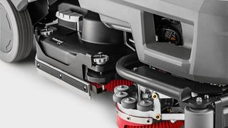 Noch gründlicher! Die neue Aufsitzscheuersaug-Maschine B 110 R von Kärcher arbeitet mit der neuesten Generation von Bürstenkopf und Saugbalken. (Kärcher)