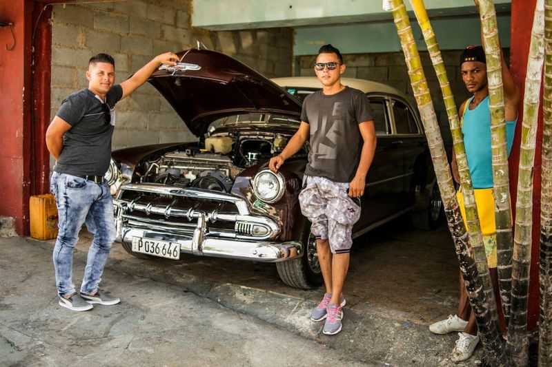 Eine Restaurierung kostet dabei 6.000 bis 10.000 Cucs. Ein Betrag, den sich hier kaum jemand leisten kann. Die Restaurierungen werden daher meist von mehreren Freunden bezahlt, bevor die Autos zu Taxis und somit zu einer Einnahmequelle für mehrere werden. (press-inform)