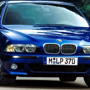 Der E39 war die vierte Generation der BMW-5er-Reihe – und vielleicht die beste. Die Limousine wurde im Dezember 1995 als Nachfolger der Baureihe E34 eingeführt. Der als Touring bezeichnete Kombi folgte im März 1997, das Sportmodell M5 im Herbst 1998. Vom E39 wurden insgesamt mehr als 1,48 Millionen Einheiten verkauft, darunter rund 266.000 Touring. Die Limousine wurde bis Mitte 2003 produziert, der Touring lief noch bis Anfang 2004 vom Band. (Bild:  BMW AG)