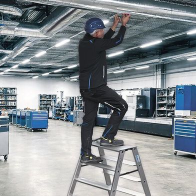Der neue Stabilo-Klapptritt 135 eignet sich besonders für Fälle, bei denen Anwender wiederholt stabil auf geringer Höhe arbeiten müssen. (Bild: Krause-Werk)