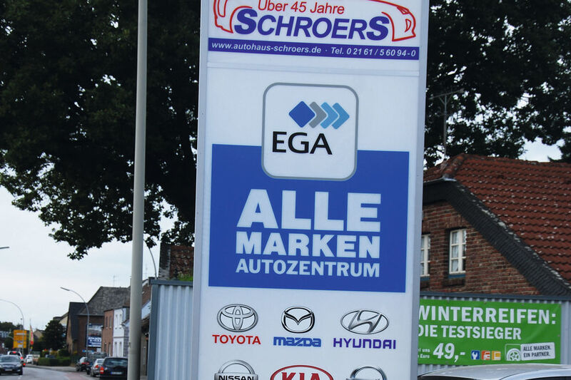 Für Aufmerksamkeit an der Mönchengladbacher Einfallsstraße sorgt der deutliche Hinweis: „Alle Marken“. (Wenz)