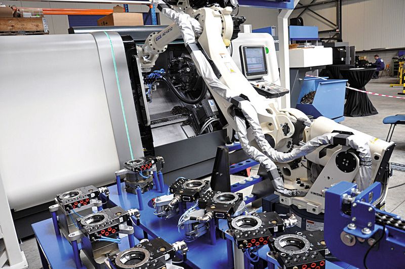 Bild 3: Der Roboter beim Umrüsten. Zusammen mit einem automatisierten Spänekarussel zur Abfalltrennung gelingt der fast mannlose Betrieb für eine Fertigungszeit von 48 h. (Bild: Auto-Cell)