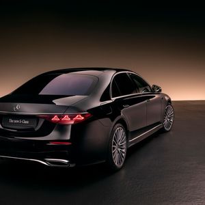 Am Heck setzen neue Rückleuchten mit drei sternförmigen, verchromten Leuchtelementen die optische Linie fort.(Bild:  Mercedes-Benz)