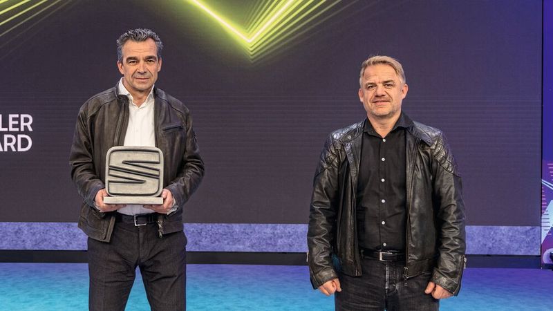 Horst Gebauer (li.) von Seat Rhein-Wupper Automobile nimmt den Top Dealer Award in der Kategorie Sales von Alexander Buk entgegen. (Bild: Seat/Alex Schelbert)