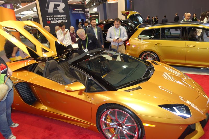 Das Auto zieht die Männer wie ein Magnet an. (Bild: IT-BUSINESS)