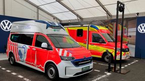 Auf der RETTmobil 2026 zeigte VW Nutzfahrzeuge zwei Spezialfahrzeuge für den Rettungsdienst.  (Bild: VWN)