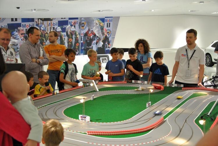 Früh übt sich der Nachwuchs: Die jungen Rennfahrer maßen sich beim Carrerabahn-Duell. (Foto: Dominsky)