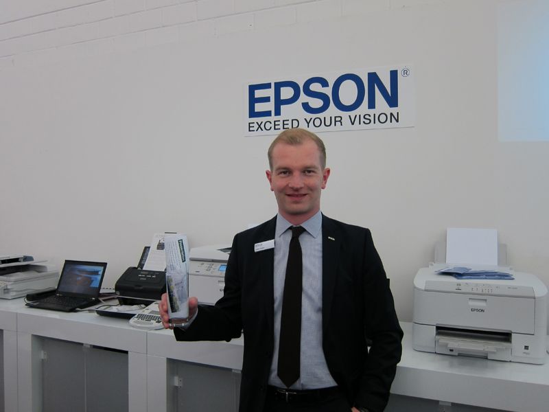 Volker Rotter präsentiert den Epson-WorkForce-Drucker, wisch- u. wasserfest.   (Archiv: Vogel Business Media)