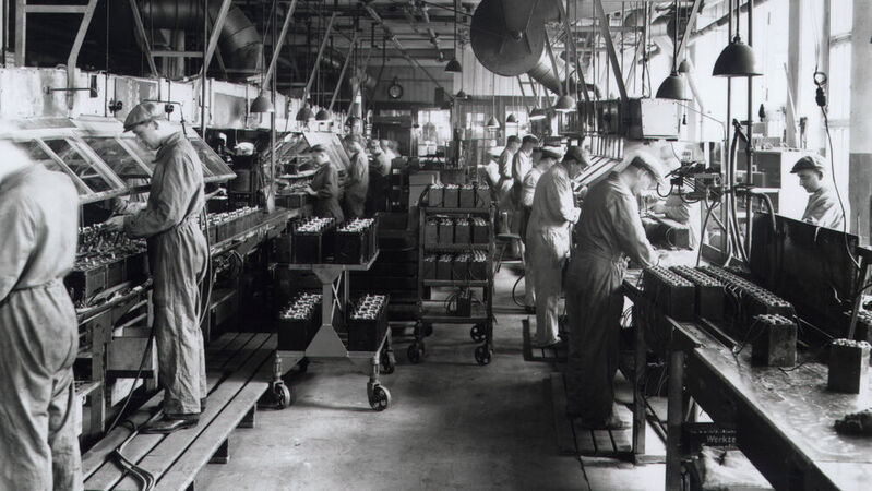 Batterie-Produktion in einer Bosch-Werkhalle im Jahr 1936.