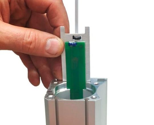 BST ist unter anderem ein Hersteller von Bahnregelungssystemen. Diese müssen auch bei schnellen Produktionen absolut präzise arbeiten. Das wird jetzt von diesem Linearsensor von Metallux unterstützt, der hier in einen Aktuator bei BST eingebaut wird. Hier noch mehr dazu ...(Bild:  Metallux)