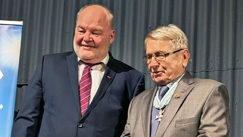 Präsident Albert Vetterl (l.) zeichnete Klaus Dieter Breitschwert mit dem Goldenen Ehrenzeichen des bayerischen Kraftfahrzeugewerbes aus. (Bild:  Kfz-Gewerbe Bayern)
