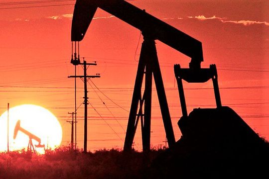 Wird Öl billiger? Es könnte bald wieder mehr Rohöl am Markt geben, wenn das Atomabkommen mit dem Iran wiederbelebt wird und die Sanktionen gegen Teheran vom Tisch sind, meinen Experten. Hier mehr dazu.(Bild:  dpa)