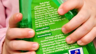 Vergiftungsgefahr durch Haushaltschemikalien – Für Kleinkinder birgt die blitzeblanke Wohnung auch gesundheitliche Gefahren (©Marco2811 - Fotolia.com)