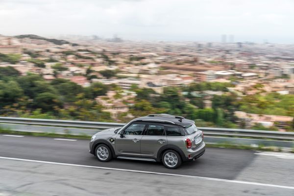 Der MINI Cooper S E Countryman ALL4 ist der erste Mini, bei dem ein Plug-in-Hybrid-Antrieb die Möglichkeit zu rein elektrischer und damit lokal emissionsfreier Mobilität eröffnet. (Mini)
