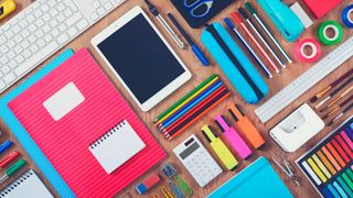 Mit 71 Prozent ist das klassische Schulbuch immer noch das meist genutzte Medium in deutschen Schulen, gefolgt von Stift und Papier mit 68 Prozent. (© bramgino – adobe.stock.com)