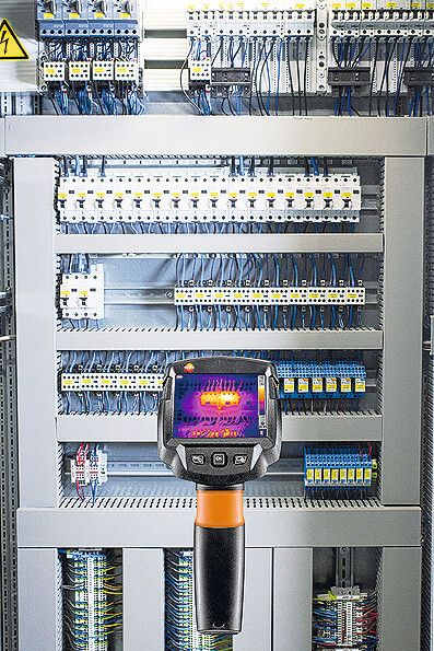 Die Wärmebildkamera erkennt zuverlässig Energieverluste, besonders dort, wo sie nicht auftreten sollen. (Bild: Testo)