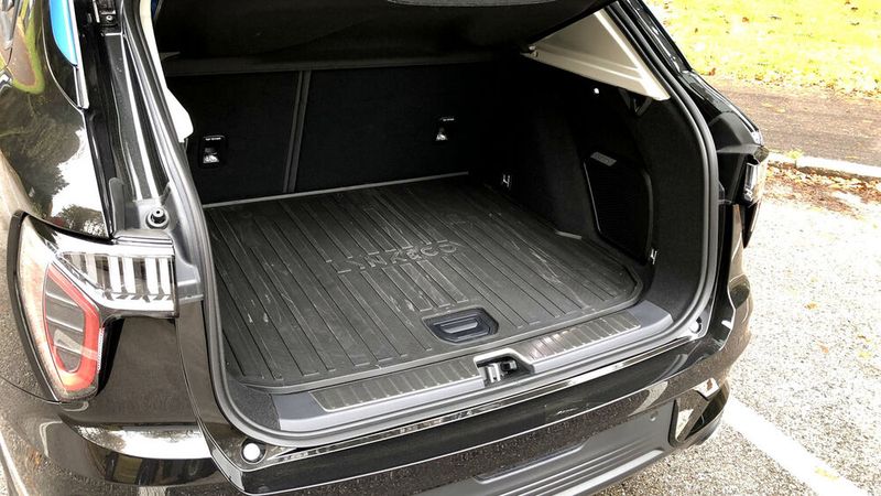 Der Kofferraum fasst 466 Liter, eine Matte schützt den Teppich. (Bild: Wehner)