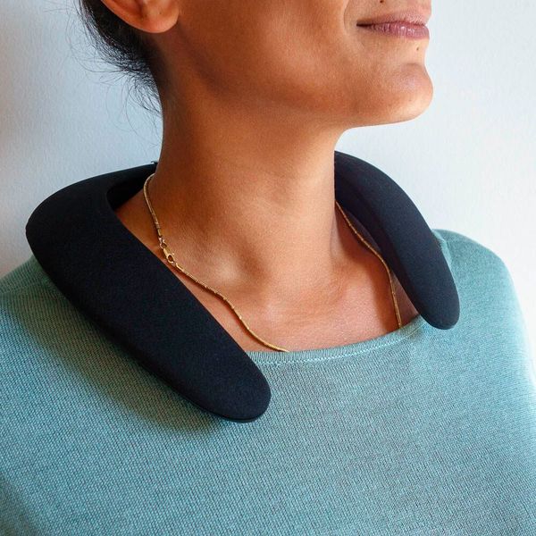 Bei www.radbag.de gibt es den Audiowave Halslautsprecher. Er ist drahtlos, mit wiederaufladbarem Akku weitgehend steckdosenfrei und vor allem nicht an irgendwelche Ständer oder Aufhängevorrichtungen gebunden, für die man zuerst einen Platz finden muss. Kostenpunkt: 34,95 Euro. (www.radbag.de)