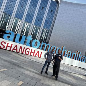 Im November 2023 nahmen Marco (links) und Christian ihre Online-Community auf die Automechanika Shanghai mit.(Bild:  Schrauberblog)