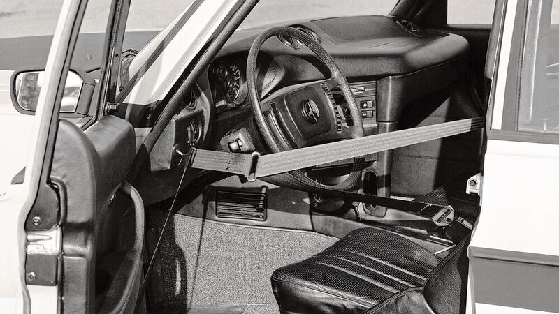 Das ESF 05 hat unter anderem ein passives Gurtsystem, Airbags, einen zusätzlichen Aufprallschutz für Fahrer und Beifahrer sowie extrem stabile Sitze mit integrierter Kopf- und Schulterstütze (Seitenaufprall). (Daimler AG)