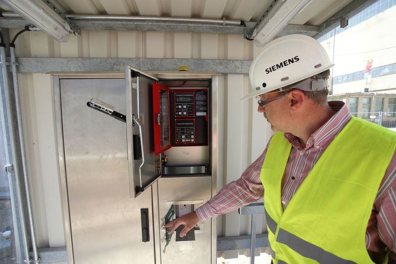 Sieben Brandmeldeunterzentralen leiten die Alarme weiter. Seit Anfang Januar 2016 sind die Zentralen auf die Leitstelle der Feuerwehr in Düsseldorf aufgeschaltet. (Bild: Siemens)