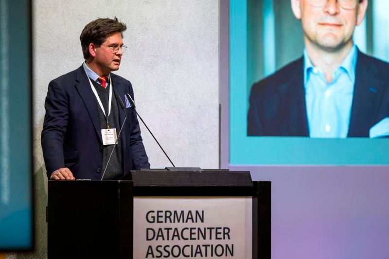 Peter Pohlschröder (HAL & HAL Data Center Developments) setzt in seiner Keynote den Rahmen des politischen Auftakts der GDA . (Bild: GDA)
