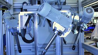 Bild 1: Die Schienenführungen Translide müssen in den Schleppschleifmaschinen hohe Kräfte aufnehmen. Gleichzeitig ist Präzision gefordert, da auch sehr kleine Flächen bearbeitet werden. (Bild: Dr. Erich Tretter)