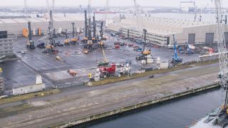 Der erste Liebherr-Hafenmobilkran für den Rostocker Überseehafen verlässt die Kaikante des Liebherr-Werks in Rostock. (Liebherr)
