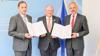 Übergabe des BSI-Eignungsbescheids für den Branchenstandard „IT-Sicherheit Wasser/Abwasser“ an DVGW und DWA (v.l.n.r.: Gerald Linke (DVGW), Arne Schönbohm (BSI), Otto Schaaf (DWA)) (BSI/Wagner)